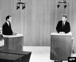 Ричард Никсон и сенатор Джон Кеннеди во время первых в истории телевизионных дебатов, 26 сентября 1960