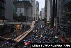 Протестное шествие в центре Гонконга. 18 августа 2019 года