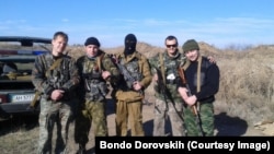 Бондо Доровских (крайний справа) и другие ополченцы под Алчевском