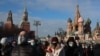 К месту, где шесть лет назад был убит Борис Немцов, 27 февраля пришли и возложили цветы тысячи людей
