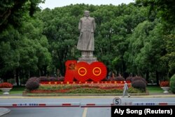 Памятник Мао Цзэдуну и юбилейная символика к 100-летию Коммунистической партии. Шанхай, ареал Фуданьского университета, июль 2021 года