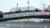 На мосту участники митинга 10 декабря 2011 года на Болотной площади в Москве 