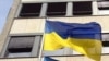 Новосибирск: на жилом доме почти месяц провисел украинский флаг