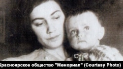 Генриетта Рубинштейн с дочерью Юлией. Москва. 1937 год.