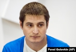 Максим Лапунов – единственный пострадавший во время кампании чеченских силовиков против ЛГБТ-людей, официально обратившийся за помощью в правоохранительные органы. Уголовное дело по его заявлению возбуждено не было