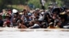Мигранты из Центральной Америки переходят реку на границе Гватемалы и Мексики, чтобы добраться до США