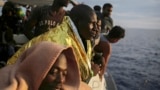 Мигранты на судне испанской неправительственной организации ProActiva Open Arms ждут прибытия в один из портов Италии, через день после того, как их спасли у побережья Ливии. 2017 год