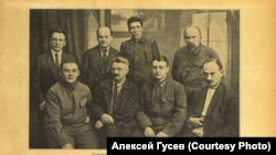 Реввоенсовет Пятой армии 1919-1920 гг. Иван Смирнов (второй слева) сидит рядом с Тухачевским.