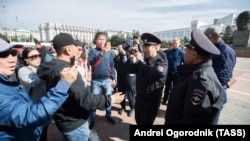 Сотрудники полиции и участники несогласованной акции протестов против результатов выборов мэра Улан-Удэ