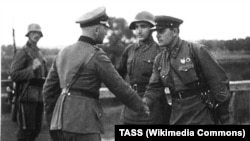 Символ польской трагедии 1939 года: рукопожатие советского и немецкого офицеров