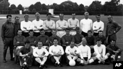 Сборная Англии-1966 (Чарльтон третий справа в нижнем ряду)