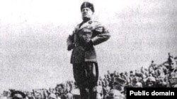 Бенито Муссолини выступает перед солдатами, стоя на танке. 1940 год