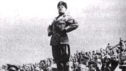 Бенито Муссолини выступает перед солдатами, стоя на танке. 1940 год