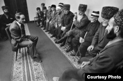 Будущий президент Джохар Дудаев встречается со старейшинами, 1991
