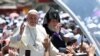 Папа Франциск выступил в Ереване, отслужил мессу в Гюмри и помолился в святом Эчмиадзине, где попросил благословения Католикоса всех армян Гарегина Второго