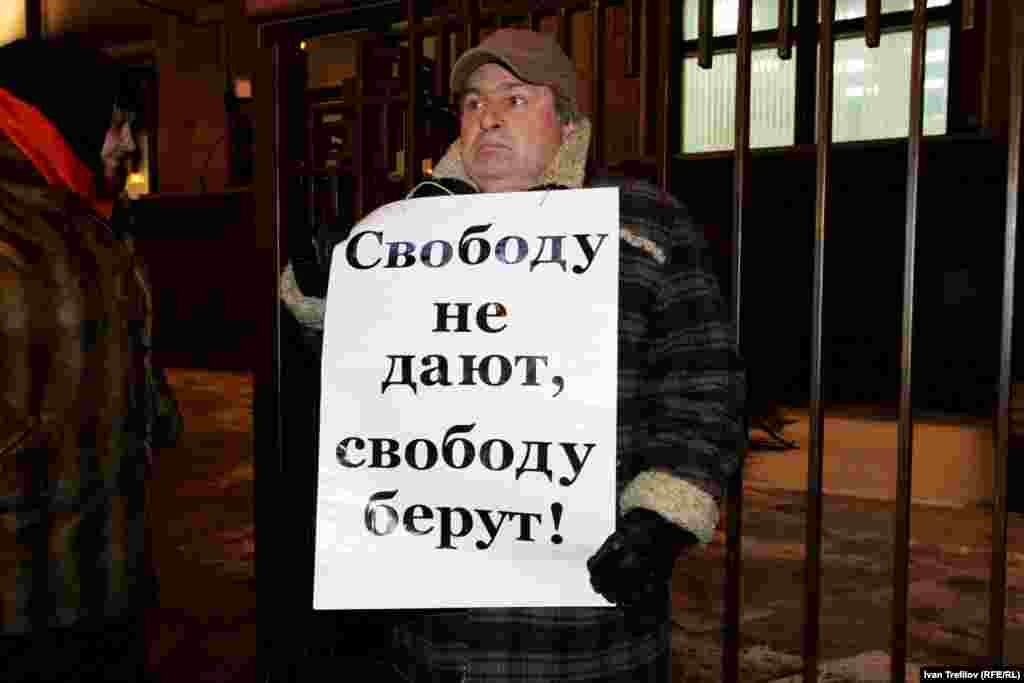 Гражданский активист Александр Рыклин в одиночном пикете у здания Государственной думы России