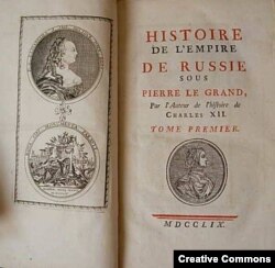 Титул первого французского издания. Вместо имени Вольтера указано: "Труд автора Истории Карла XII"