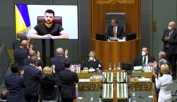 Владимир Зеленский выступает онлайн перед депутатами парламента Австралии. 31 марта 2022 года