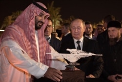 Наследный принц Саудовской Аравии Мохаммед бин Салман получает подарки от Владимира Путина и Рамзана Кадырова. Эр-Рияд, 14 октября 2019 года