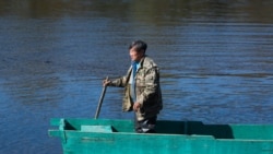 Рыбак-удэгеец на реке Бикин. Приморский край. 2019 г.