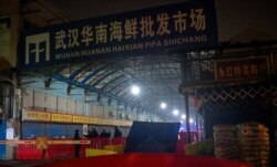 Вход на территорию рынка "Хуанань". 11 января 2020 года. Фотография сделана до закрытия рынка