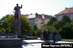 Памятник маршалу Коневу в Праге, облитый красной краской