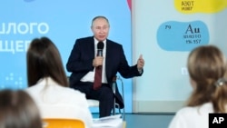 Путин выступает перед школьниками во Владивостоке, 1 сентября 2021 года