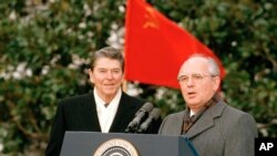 Президент США Рональд Рейган и лидер Советского Союза Михаил Горбачев