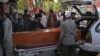 Родичі вантажать труну жертви подвійного теракту, скоєного смертниками, які вбили десятки людей біля аеропорту Кабула в серпні 2021 року. Відповідальність за напад взяло на себе угруповання «Ісламська держава-Хорасан»