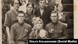 Семья Анны Кравченко, она – крайняя справа