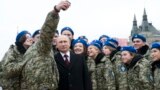 Владимир Путин позирует для селфи с молодыми патриотами 