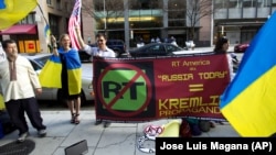 Акция протеста против деятельности российской телекомпании RT в США