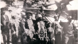 Эвенки фотографируются у гидросамолёта. С. Максимкин Яр на р. Кети. Конец 1930-х гг.