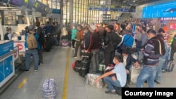 Мигранты в аэропорту, иллюстративное фото.
