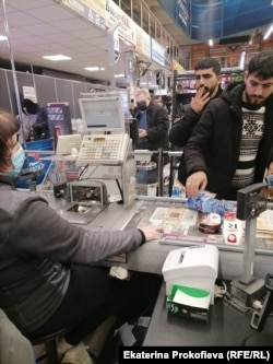 Мигранты в минском супермаркете