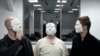 Съемочная группа фильма "Анамнез" надевает маски в Бранденбургской тюрьме