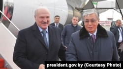 Токаеву совсем не улыбается превратиться в азиатского Лукашенко (Лукашенко и Токаев в 2019 году)