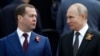 Дмитрий Медведев и Владимир Путин на параде в честь 9 мая в 2019 году