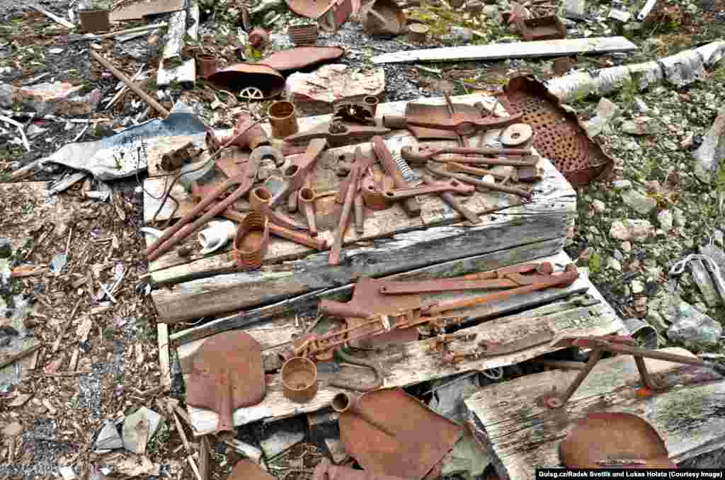 Инструменты, оставшиеся от узников ГУЛАГа в заброшенной урановой шахте в районе Кодара в северной части Забайкалья.&nbsp;&nbsp;