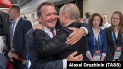 Архив: Герхард Шрёдер с президентом России Владимиром Путиным в Москве, июнь 2018 года