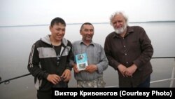 Виктор Кривоногов на Енисее с кетами и своей книгой о кетах