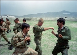 Советский десантник обучает солдат Афганской народной армии рукопашному бою. 30 апреля 1988 года, Кабульский аэропорт