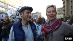 21 сентября 2014 г. Телеведущие Михаил Шац и Татьяна Лазарева во время акции "Марш мира" против войны на Украине