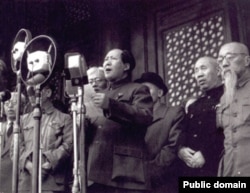 Мао Цзедун на площади Тяньаньмэнь провозглашает создание КНР. 1 октября 1949 года