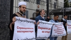 Акция у посольства России в поддержку осужденных за участие в "Хизб ут-Тахрир" крымчан. Киев, 11 июля этого года