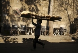 Разносчик хлеба на улице в Каире. Каждое второе хлебобулочное изделие в Египте, как выяснилось, готовится из украинской или российской муки