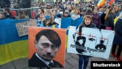 Протест в Милане против российской агрессии в Украине, март 2022