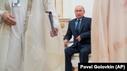 Владимир Путин готовится к переговорам с фактическим правителем ОАЭ, наследным принцем Абу-Даби, шейхом Мухаммадом ибн Заидом Аль Нахайяном. Москва, 1 июня 2018 года