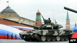 Танк Т-90 на параде на Красной площади в Москве