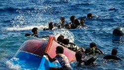 Migránsok a vízben a Földközi-tengeren az olasz Lampedusától délre 2022. augusztus 11-én
